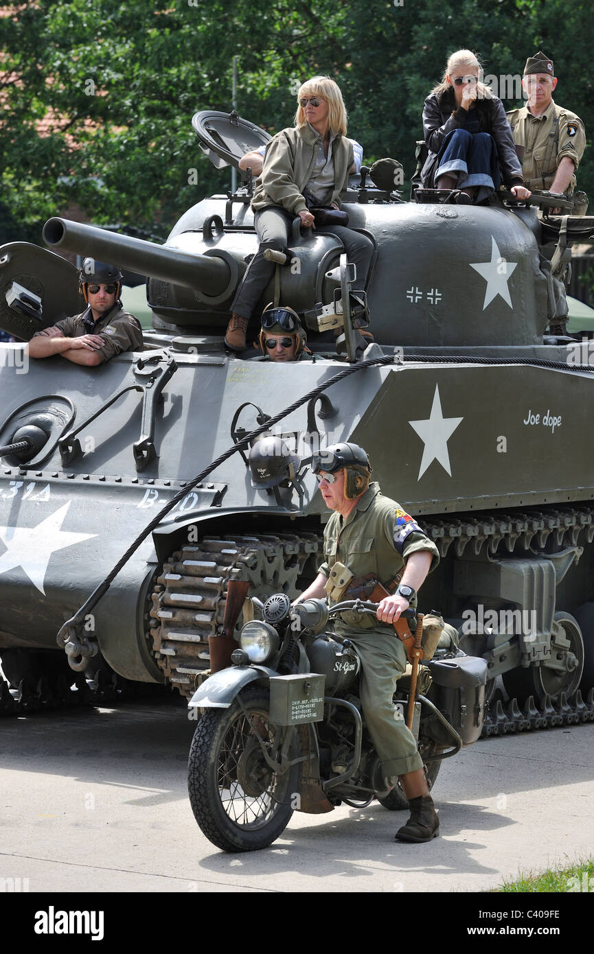 I militari americani di polizia sulla moto e Seconda Guerra Mondiale M4 Sherman serbatoio di battaglia durante la sfilata a Leopoldsburg, Belgio Foto Stock