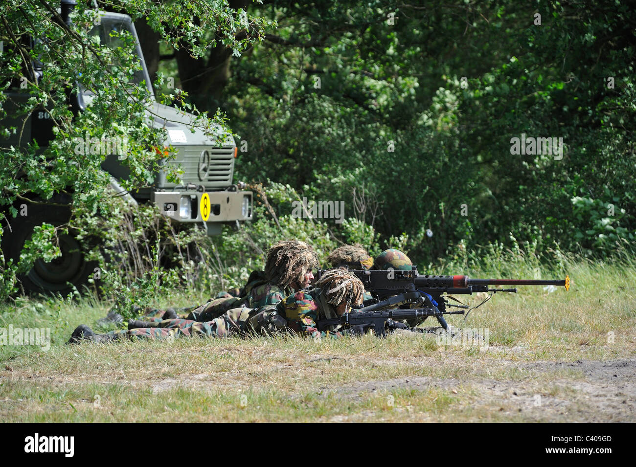 Dimostrazione di soldati di fanteria sparando Mi .50 mitragliatrice durante la giornata di apertura dell'esercito belga a Leopoldsburg, Belgio Foto Stock