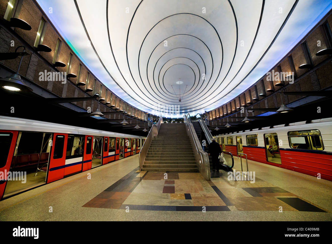 Il design contemporaneo di Varsavia alla metropolitana piattaforma in Polonia Foto Stock
