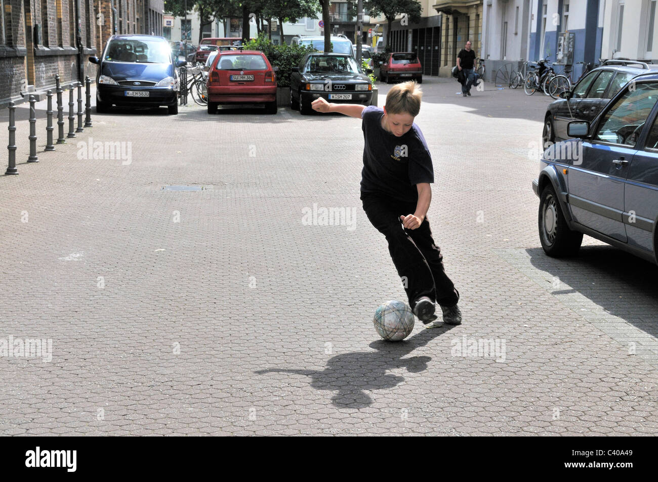 Germania, Europa street football, calcio, boy, sfera Foto Stock