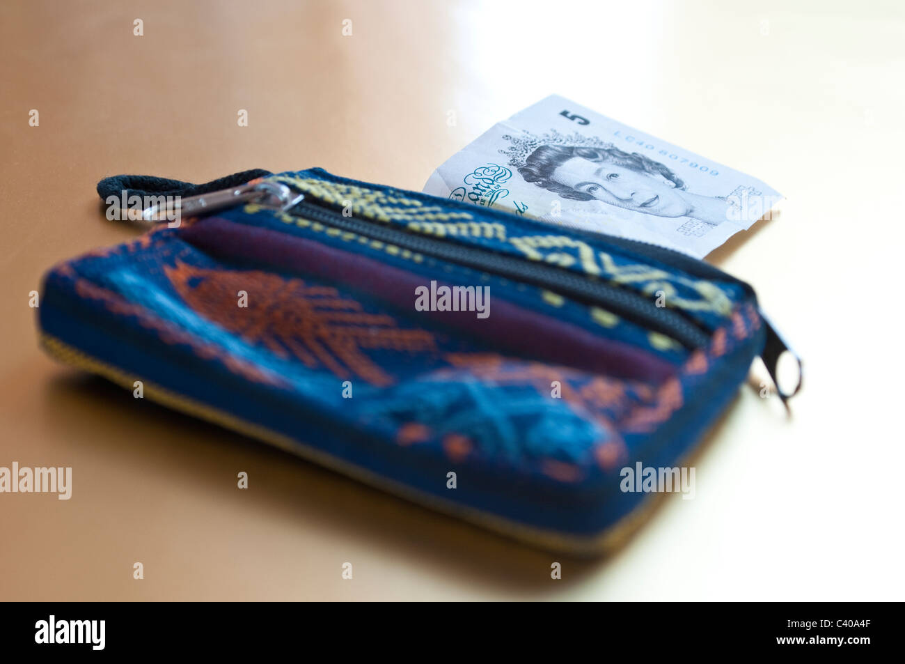 Cinque pound nota fuori di un portamonete Foto Stock