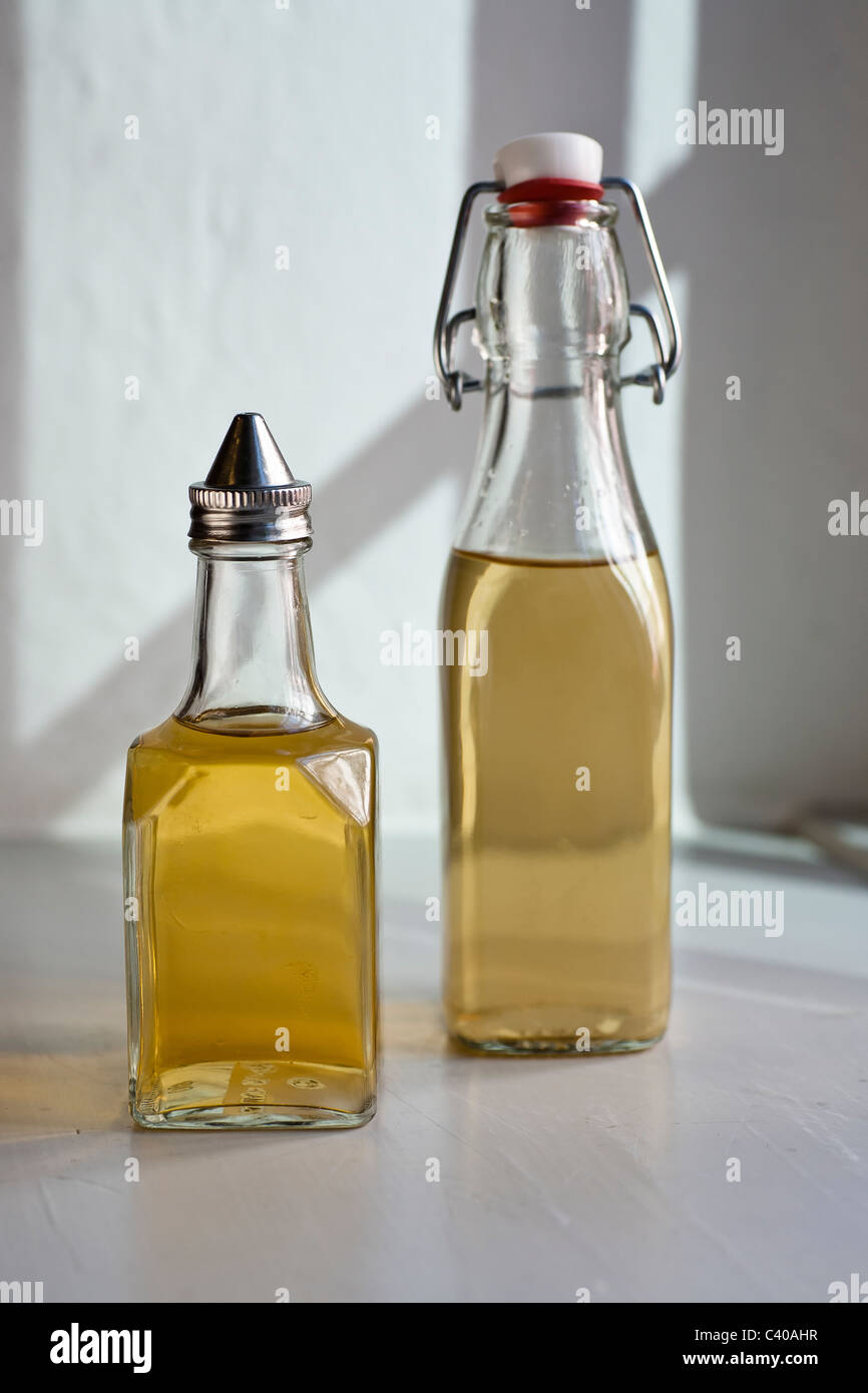 Olio di oliva Bottiglia bottiglie in morbida luce della finestra Foto Stock