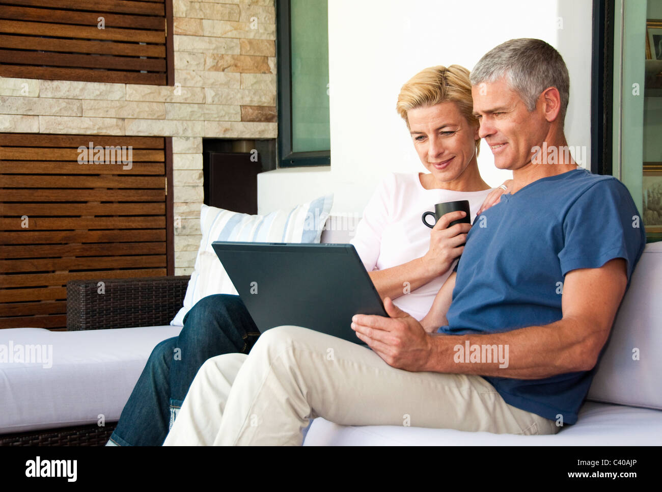 Coppia felice guardare lap top Foto Stock