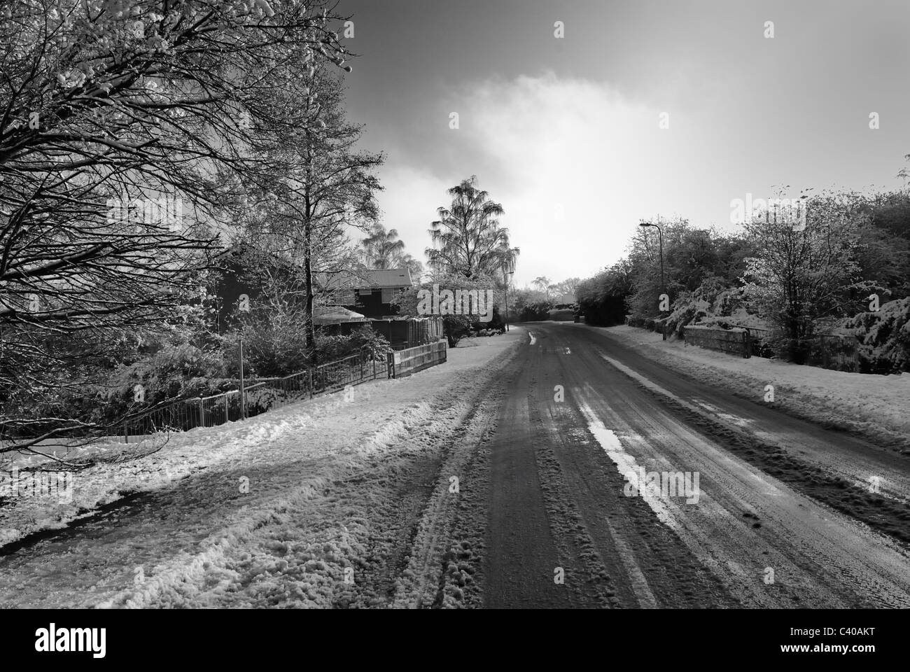 Strade ghiacciate. Nero/bianco fotografia di Guttridge Lane, Tadley, Hampshire, Inghilterra, UK, Regno Unito Foto Stock
