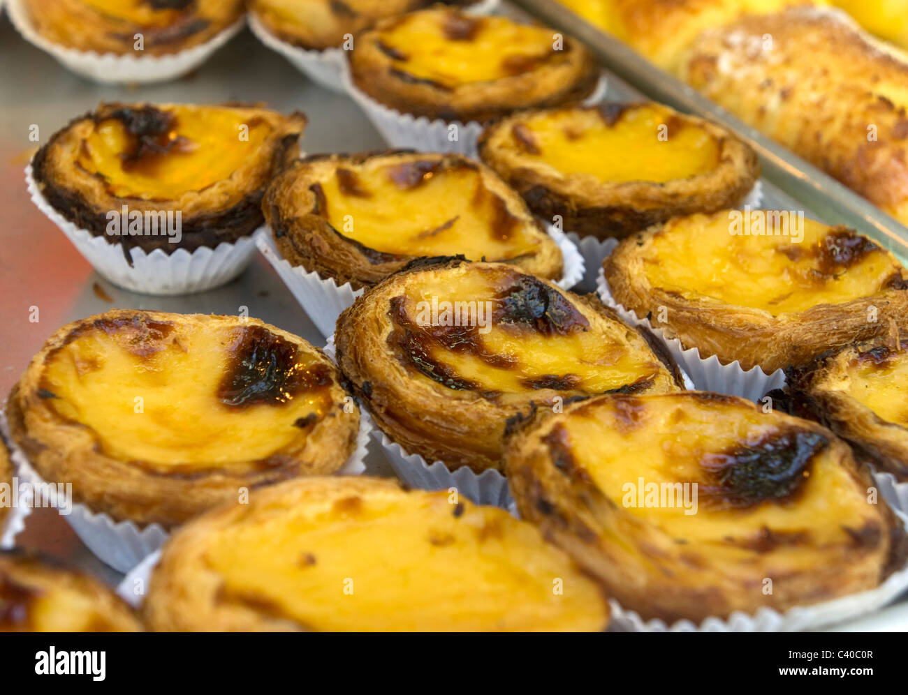 Close-up del tipico dolce portoghese pasticceria pastéis de nata - portoghese budino tart Foto Stock