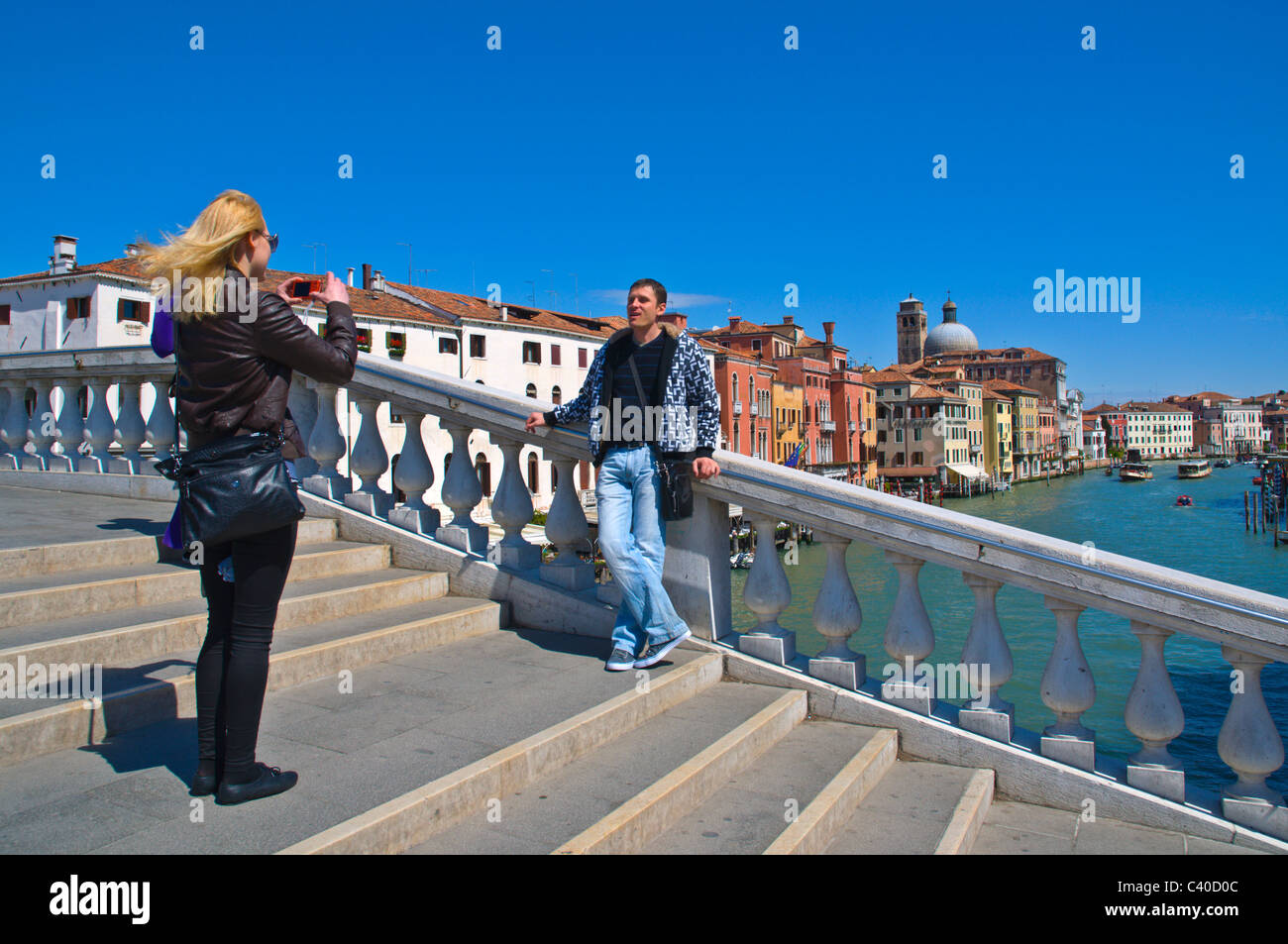 I turisti di prendere una fotografia al Ponte degli Scalzi che si affaccia sul Canal Grande Venezia Italia Europa Foto Stock