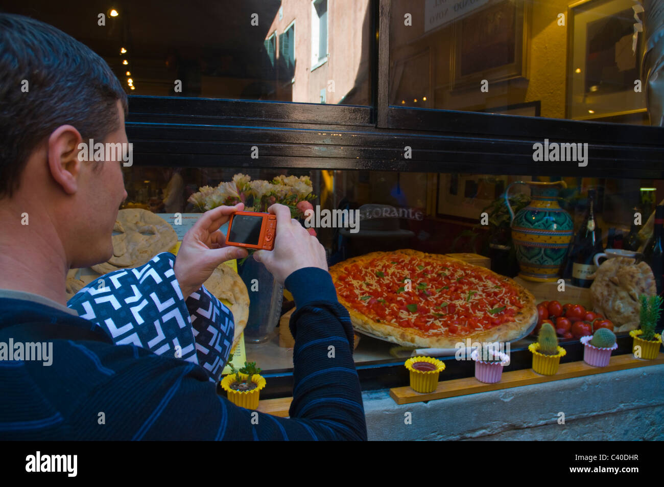 Turistica prendendo una foto di una pizza San Marco Venezia Distretto Italia Europa Foto Stock
