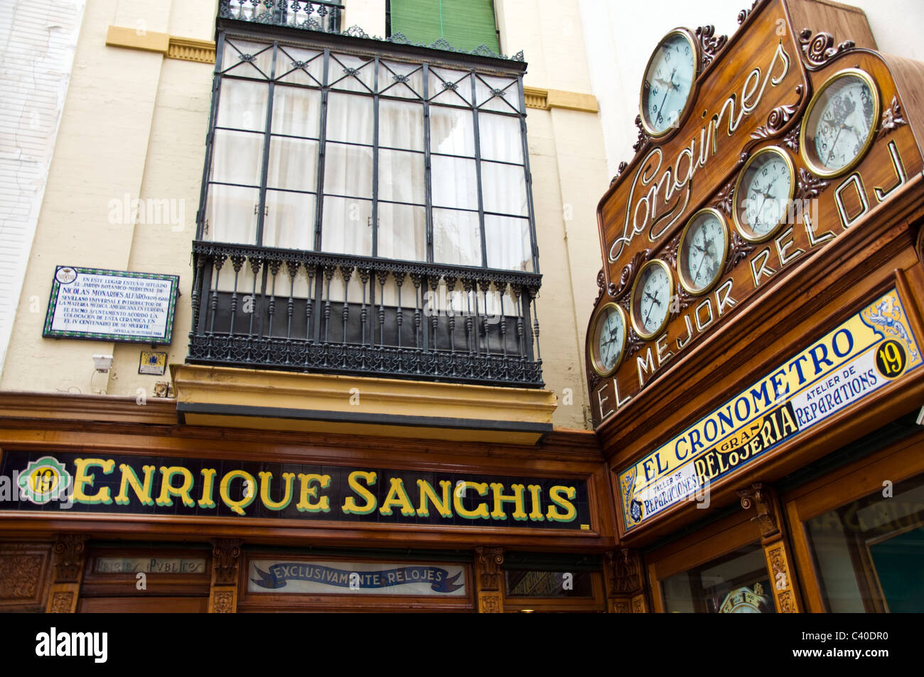 In Sierpes Siviglia Sevilla Spagna un orologio di orologiai shop nella città vecchia casa di Nicolas Monardes Alfaro botanico Foto Stock