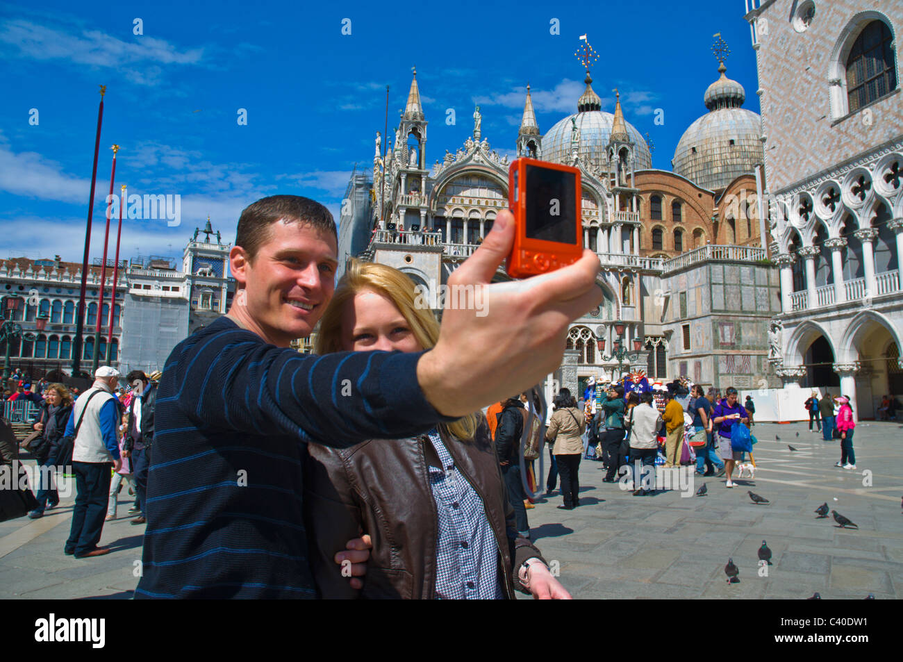 Turisti russi prendendo loro foto in Piazza San Marco Venezia Italia Europa Foto Stock