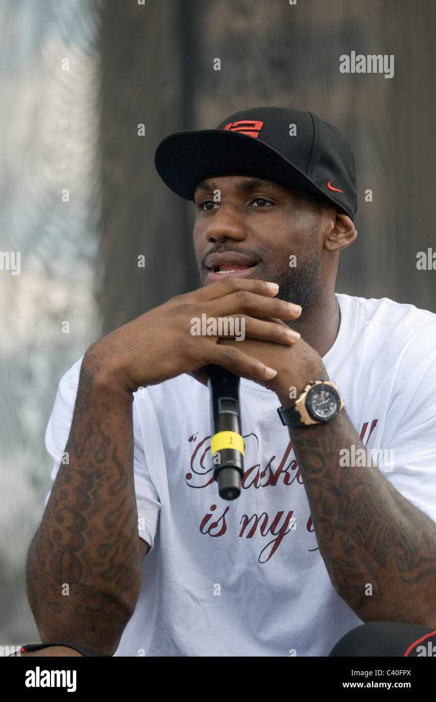 Lebron James prende parte al più di un GameTour dove ha promosso il suo prossimo film, più di un gioco e collegato con il Foto Stock