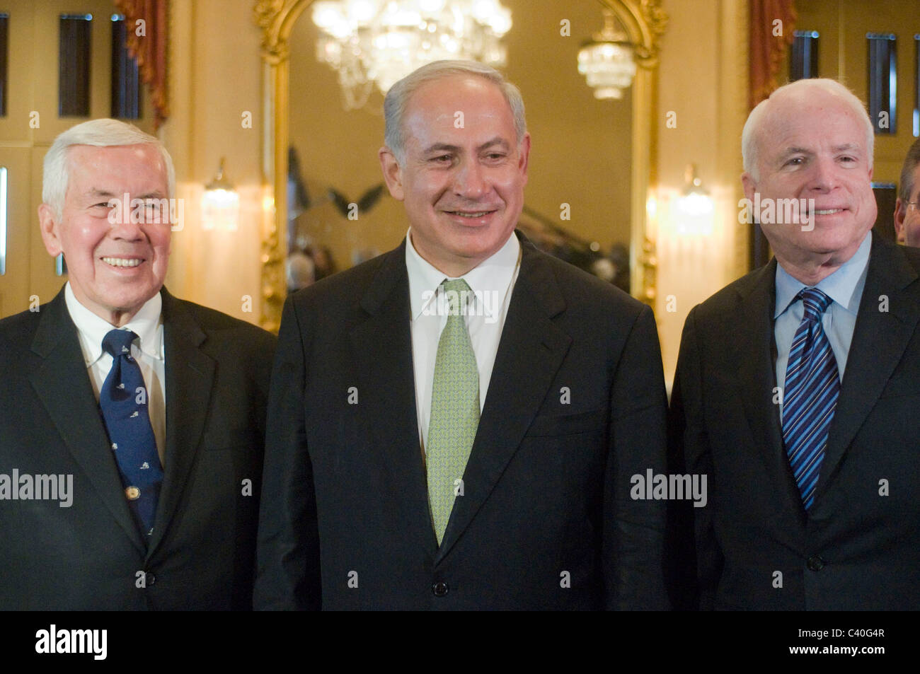 Il Primo Ministro israeliano Benjamin Netanyahu (C) soddisfa con U.S. Senatori compresi (L-R) Sen. Richard Lugar (R), il Sen. John McCa Foto Stock