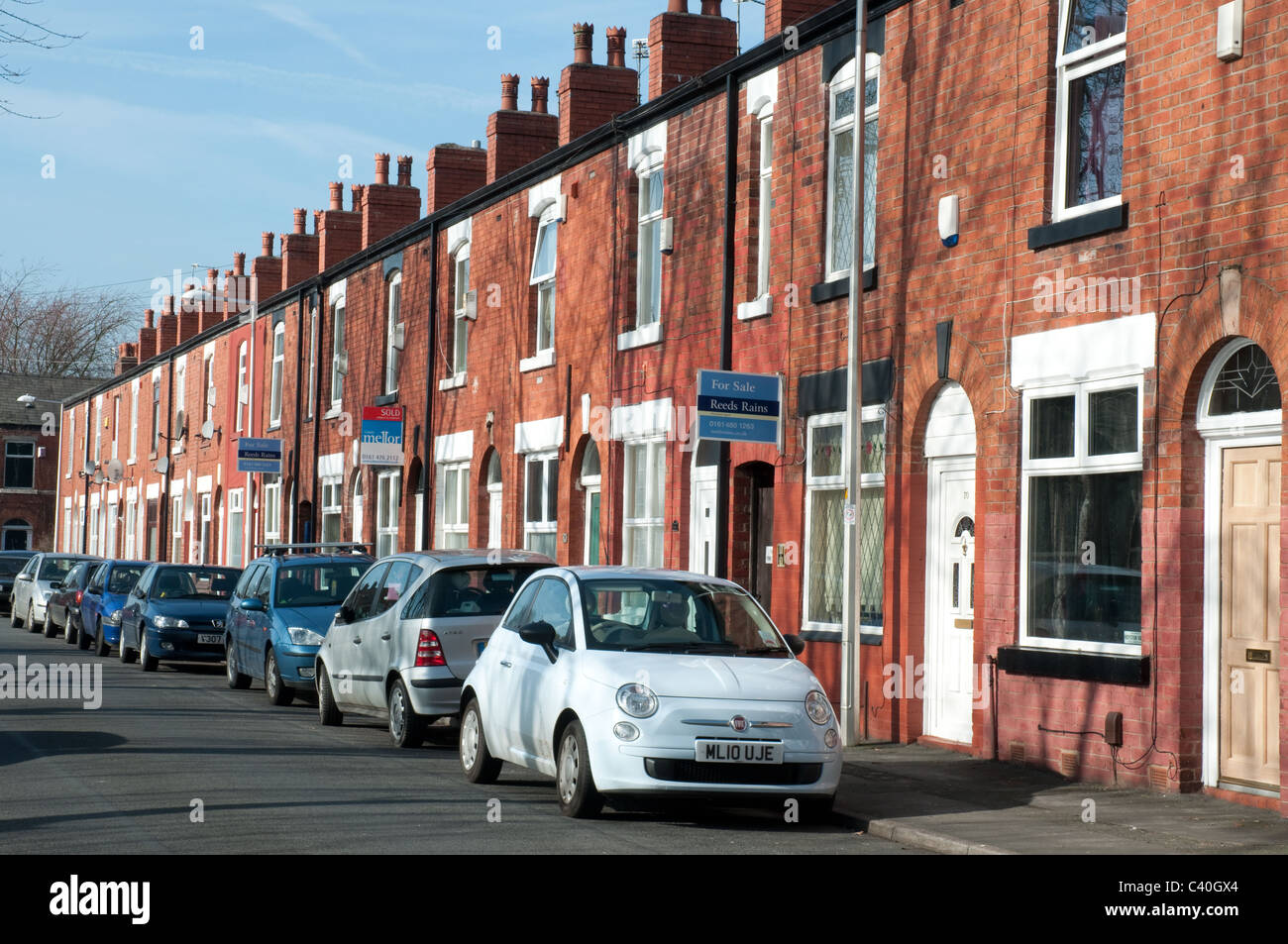 Parcheggio su strada, Fila di case a schiera, Edgeley, Stockport. Foto Stock