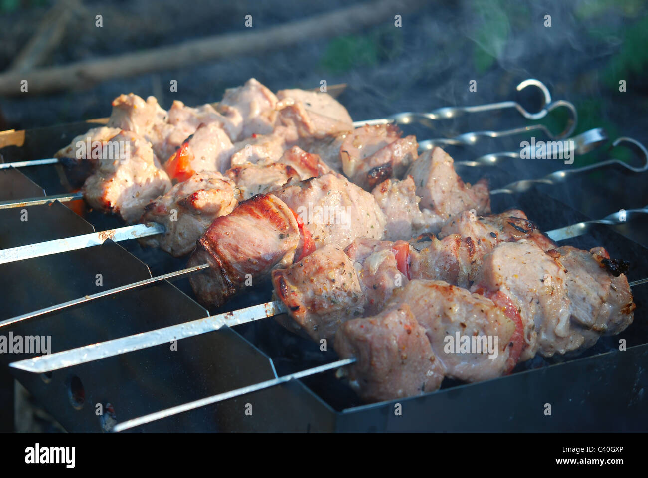 Succose fette di carne preparare sul fuoco Foto Stock