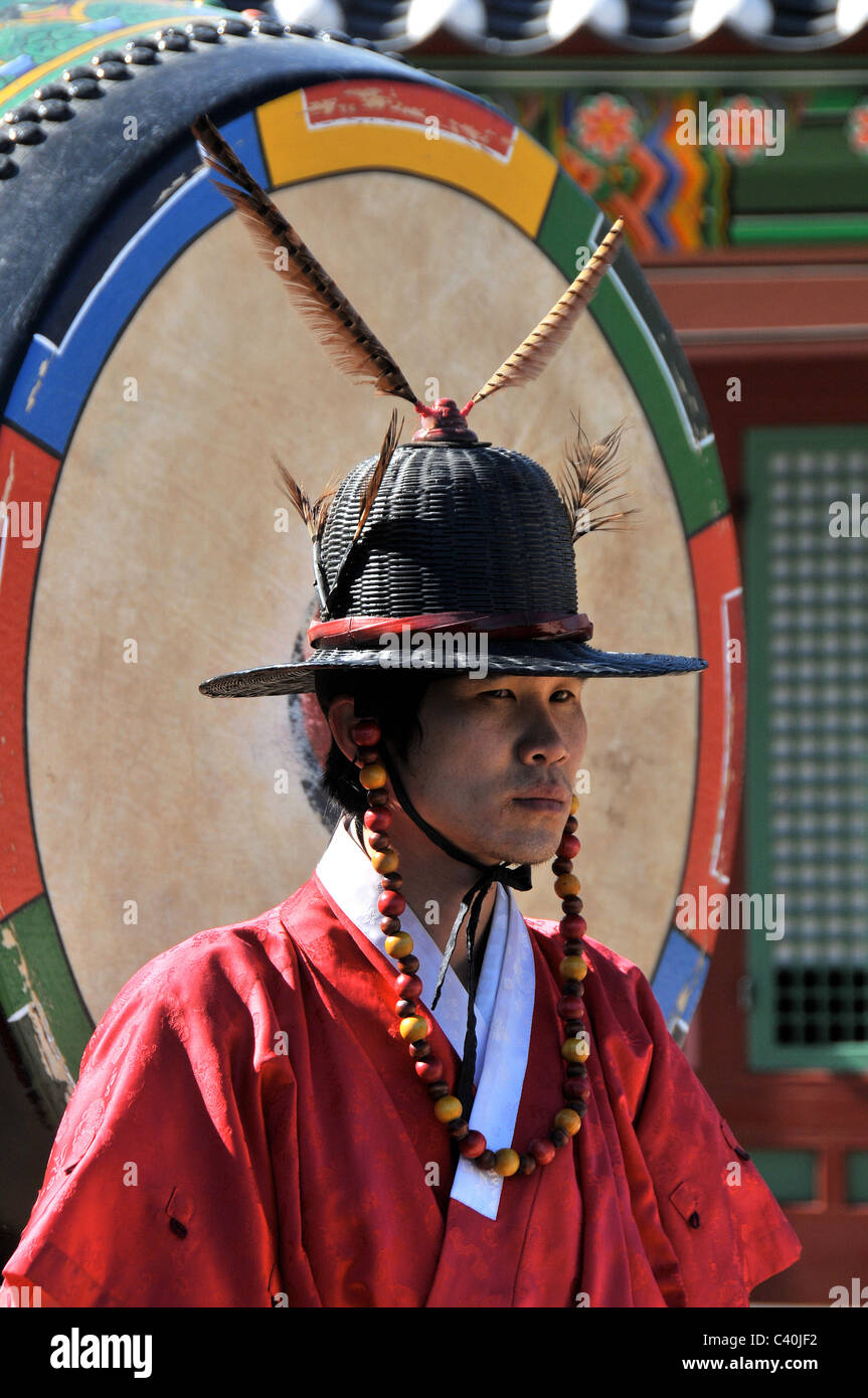 Tipico drumer Gyeongbokgung Palace Seoul COREA DEL SUD Foto Stock