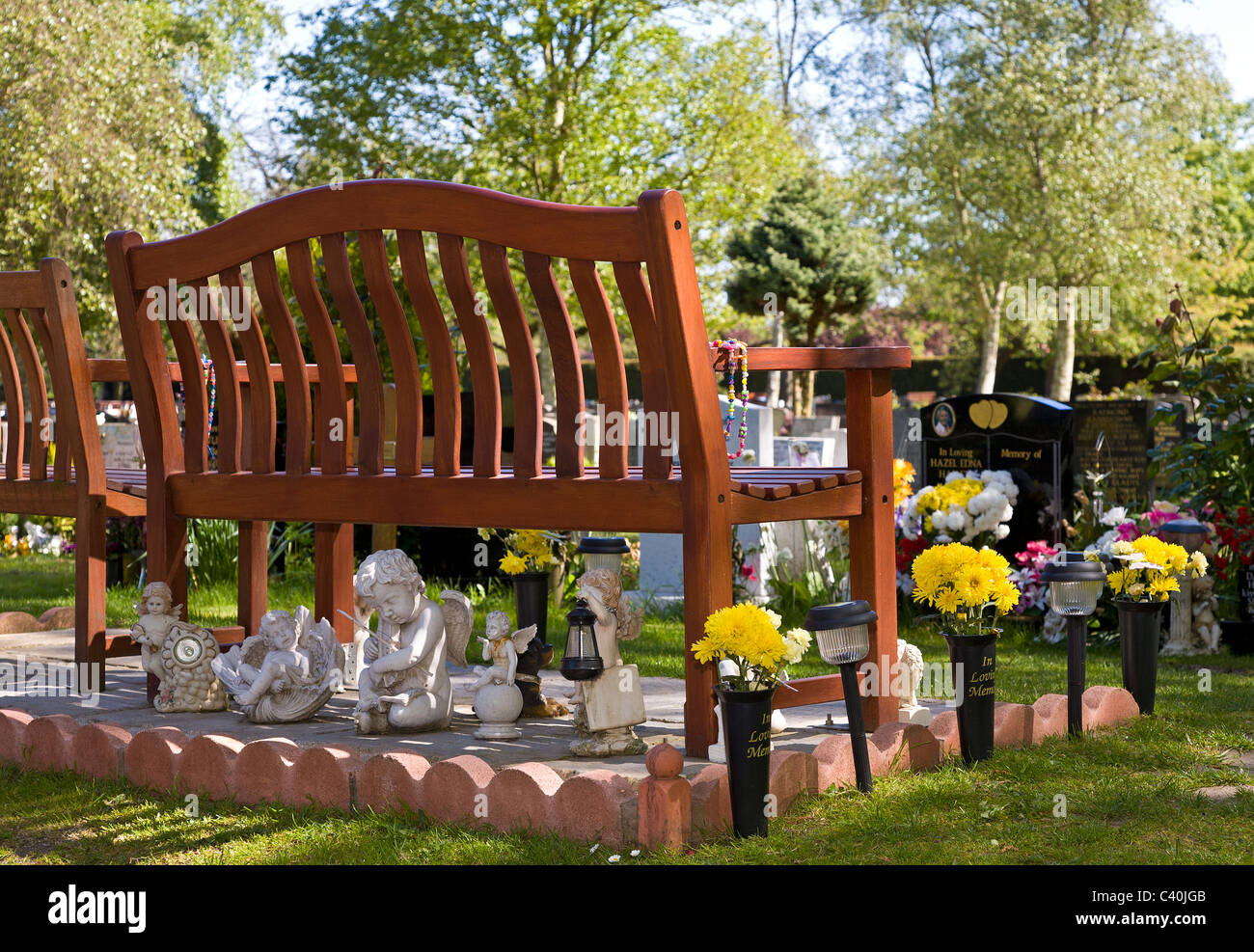 Il cimitero dei mobili con ornamenti e fiori. Norfolk, Inghilterra, Regno Unito. Foto Stock