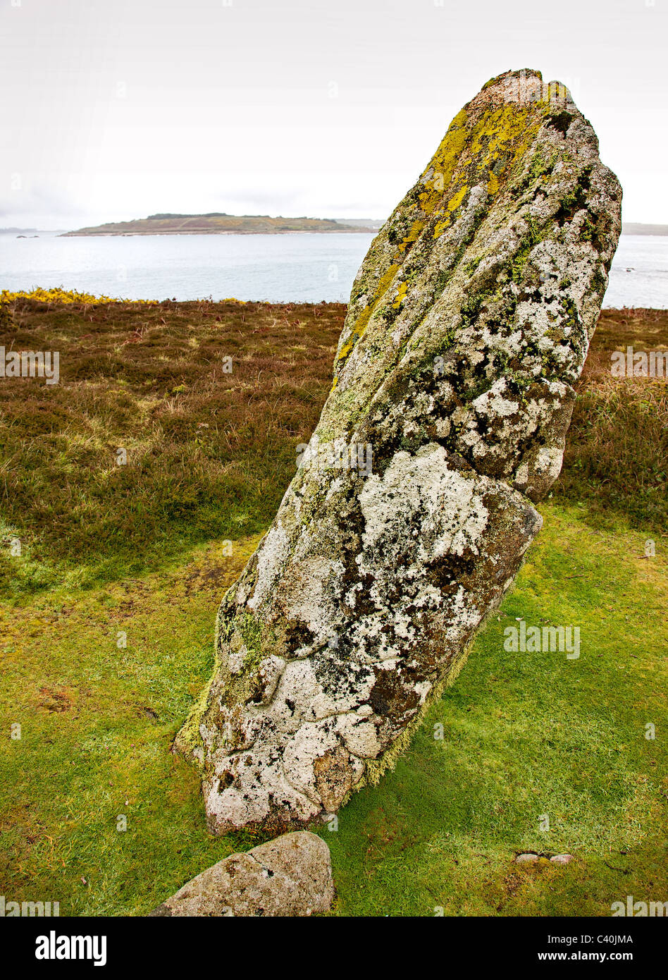 Il vecchio uomo di Gugh un neolitico pietra permanente su Gugh isola nei pressi di Sant Agnese in Isole Scilly Foto Stock