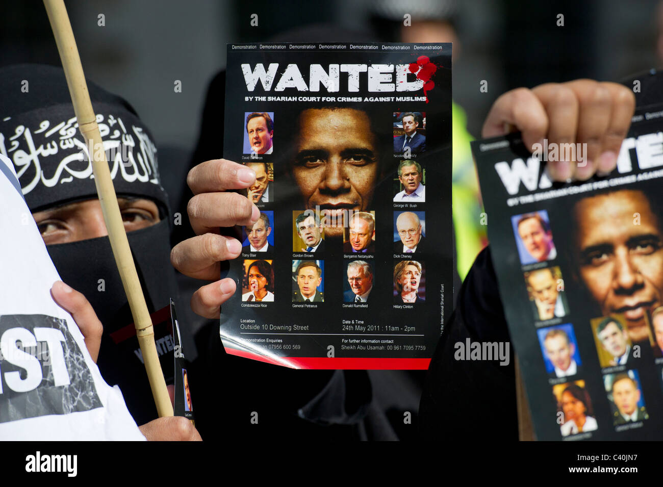La shariah tribunale per i crimini commessi contro i musulmani detiene Wanted poster per il Presidente Barack Obama a Whitehall durante la sua visita di stato Foto Stock