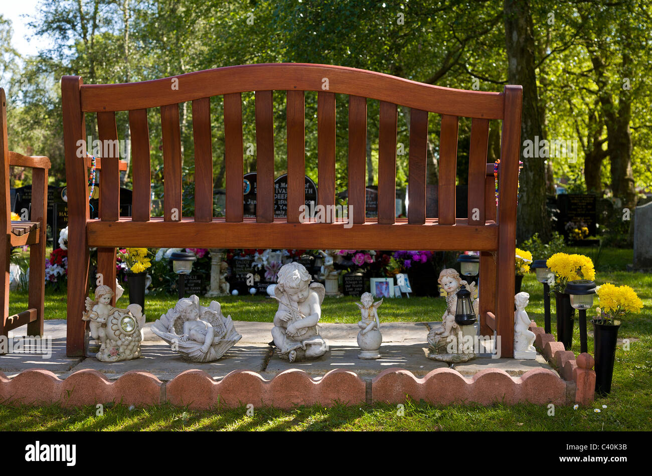 Il cimitero dei mobili con ornamenti e fiori. Norfolk, Inghilterra, Regno Unito. Foto Stock