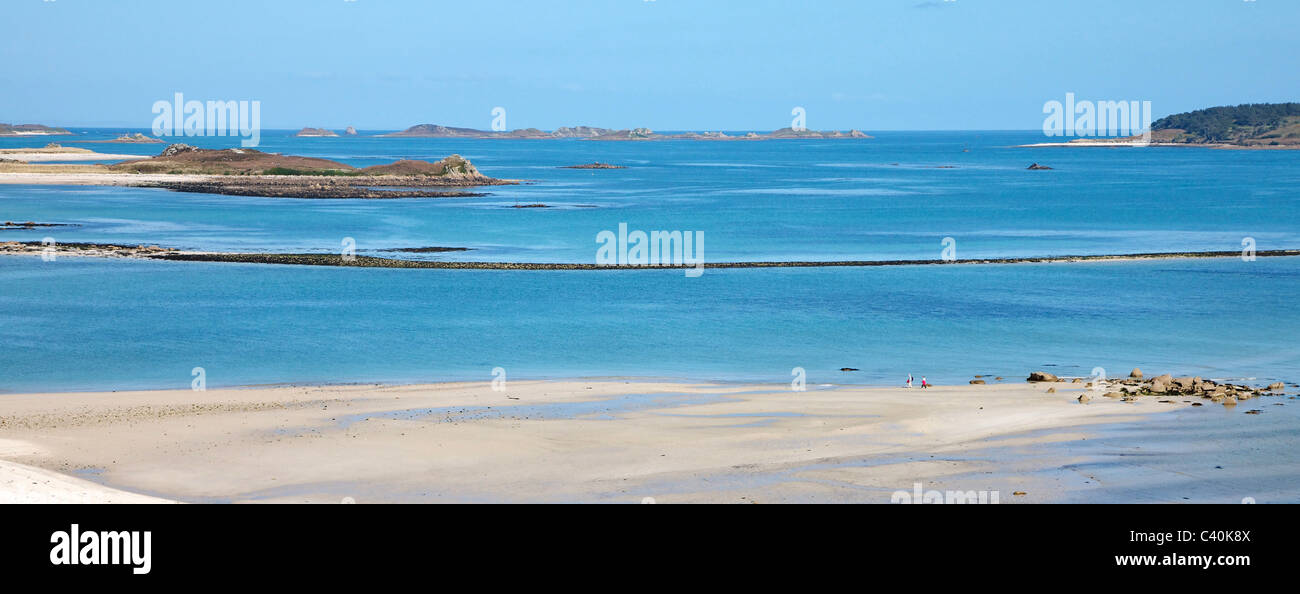 Vista su Sansone Appartamenti a bassa marea verso le isole orientali passato Tresco e St Mary a isole Scilly Foto Stock