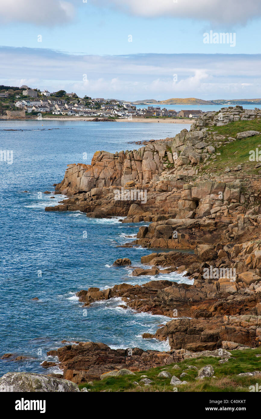 Hugh Town e Porthcressa sulla spiaggia di St Mary con l'isola di Bryher oltre sulle Isole Scilly Foto Stock