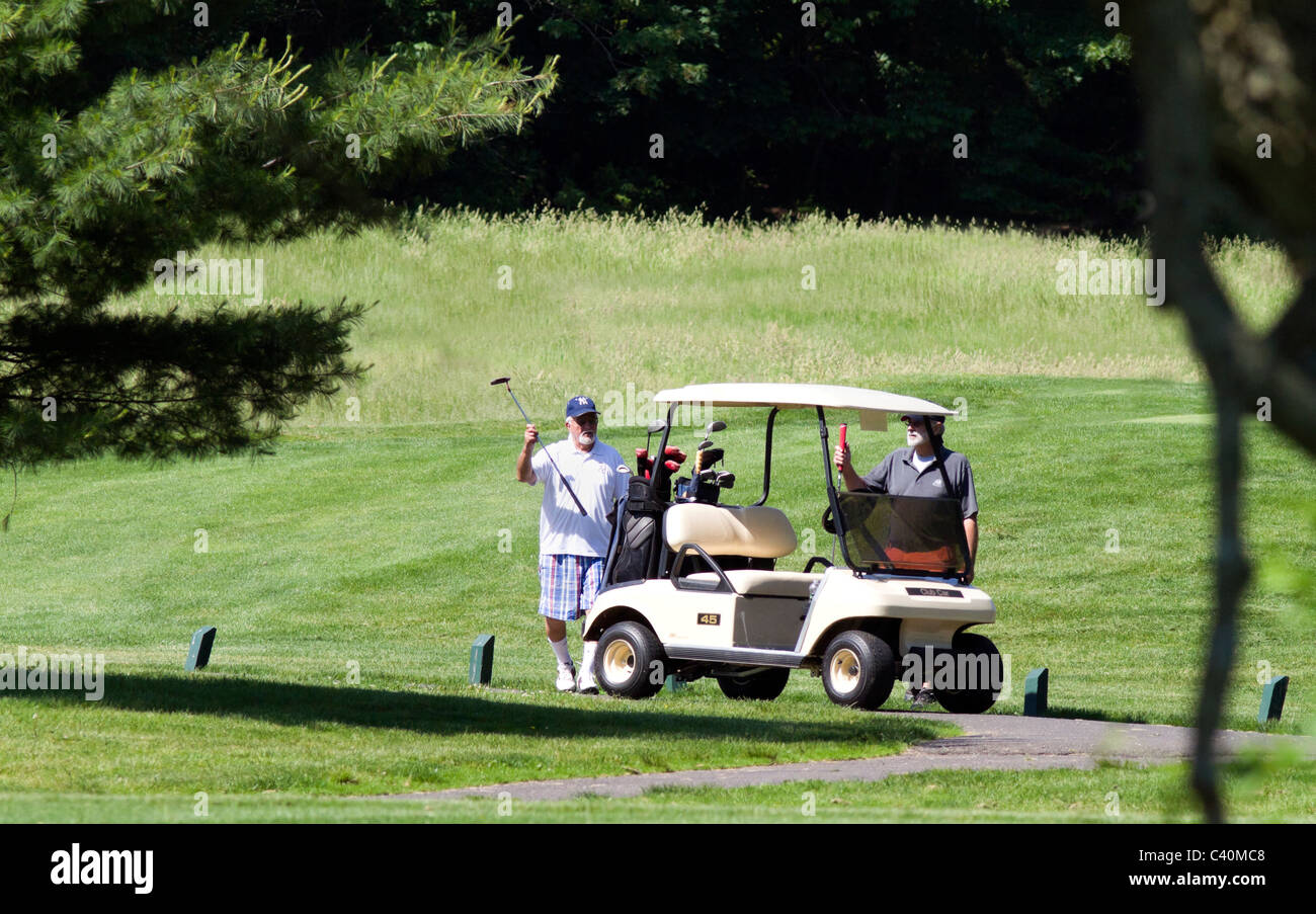 Due uomini in un golf cart. Foto Stock