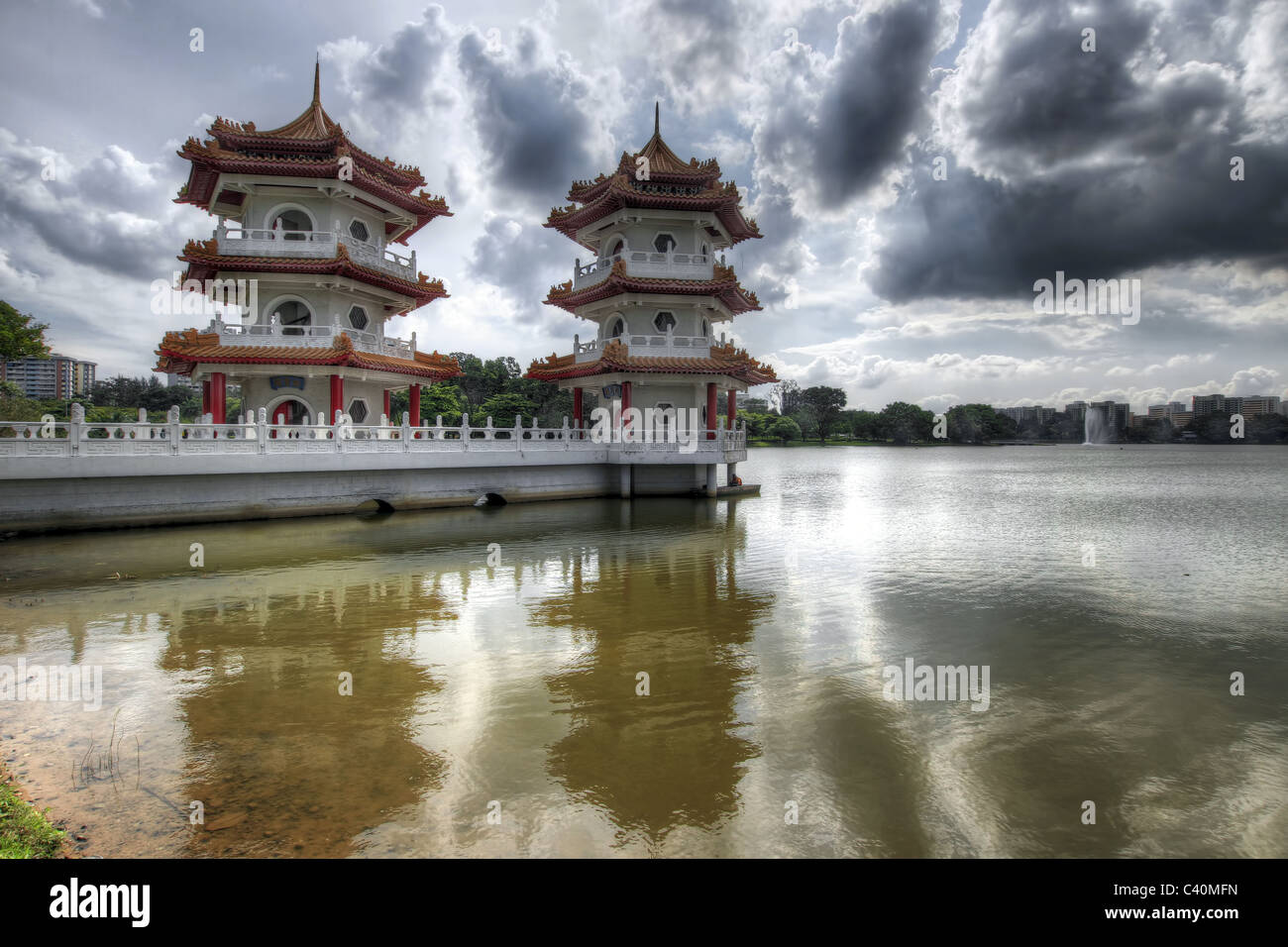 Twin pagode a Singapore giardino cinese Lago Foto Stock