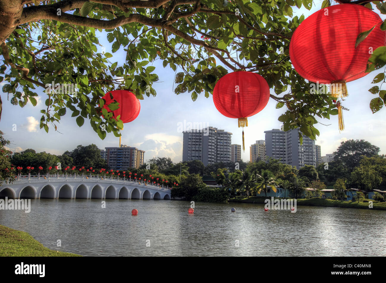 Lanterna rossa appesa in Singapore giardino cinese Foto Stock