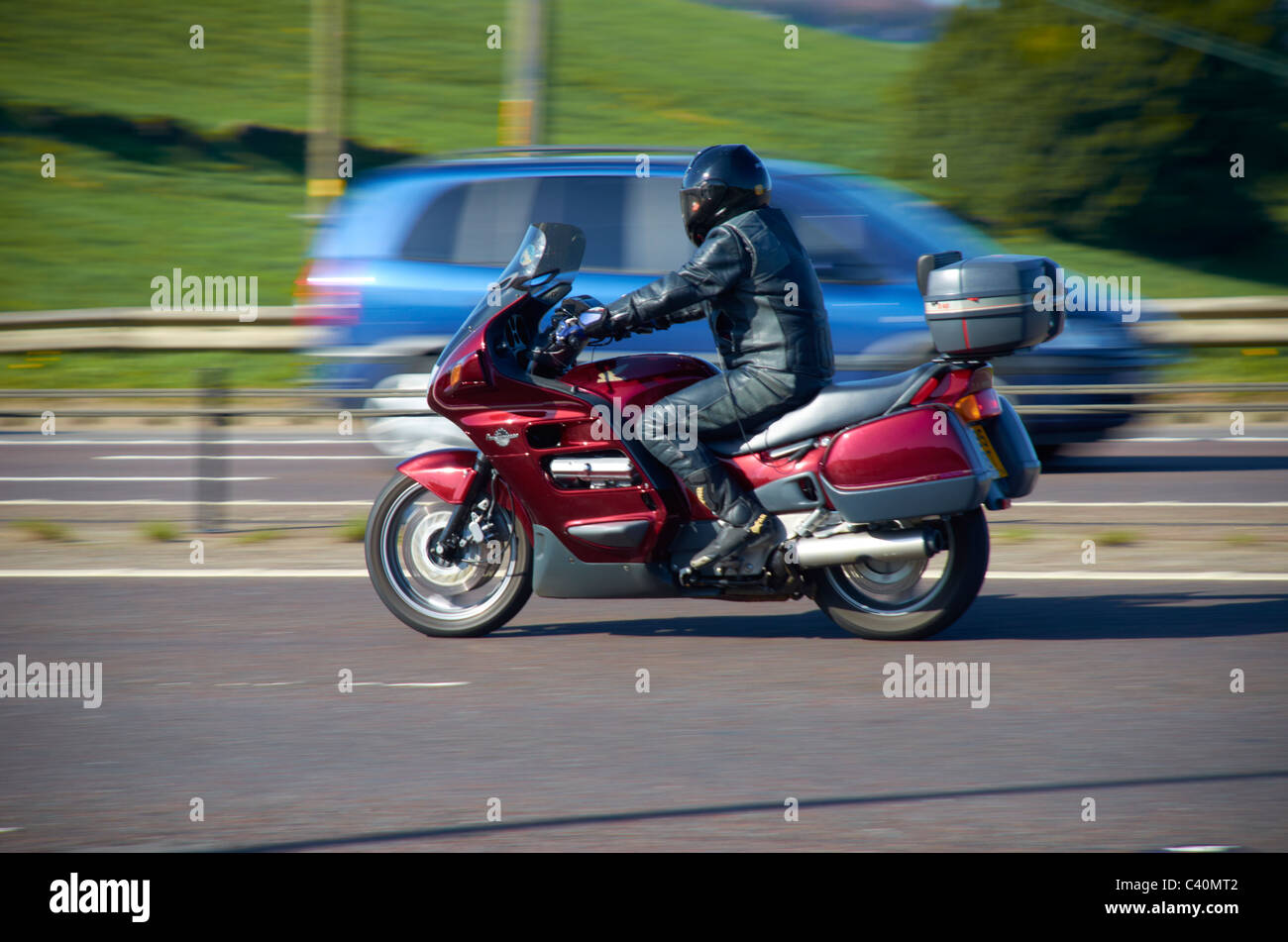 Biker sull'autostrada M62 (vicino a Outlane, Huddersfield). Foto Stock