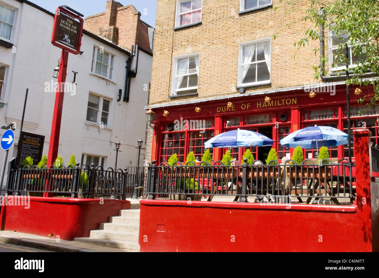 A nord ovest di Londra Hampstead Il Chandos pub nuova estremità del Duca di Hamilton free house pub o bar vecchio uomo donna tavoli panchine pareti rosso segno segni Foto Stock