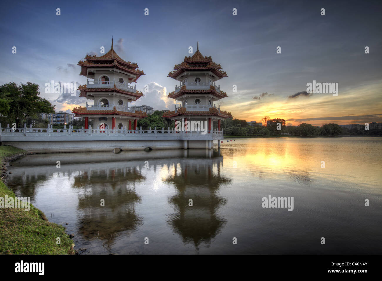 Twin pagode a Singapore giardino cinese lago al tramonto Foto Stock