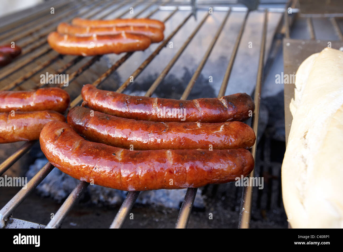 Polish kielbasa salsiccia barbecue su un grill Foto Stock