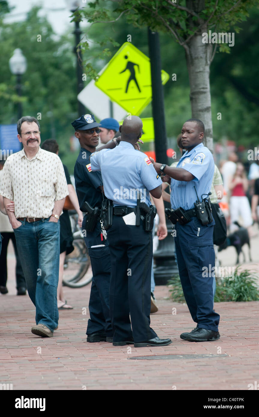 Polizia al Mercato Orientale a Washington DC. Foto Stock