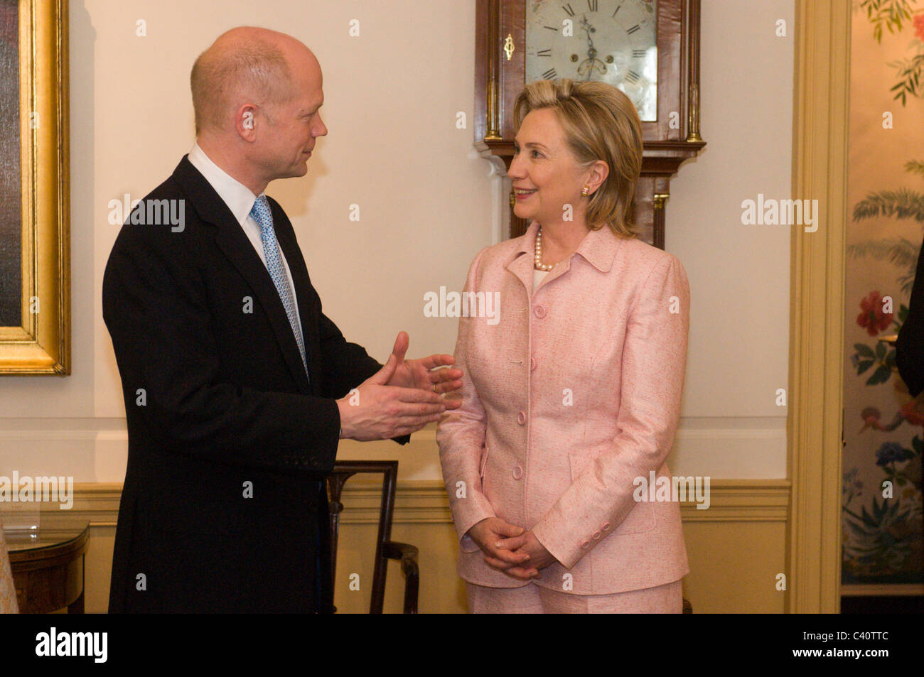 Stati Uniti Il segretario di Stato Hillary Clinton si incontra con il Ministro degli esteri britannico William Hague prima di un incontro bilaterale , presso il Foto Stock