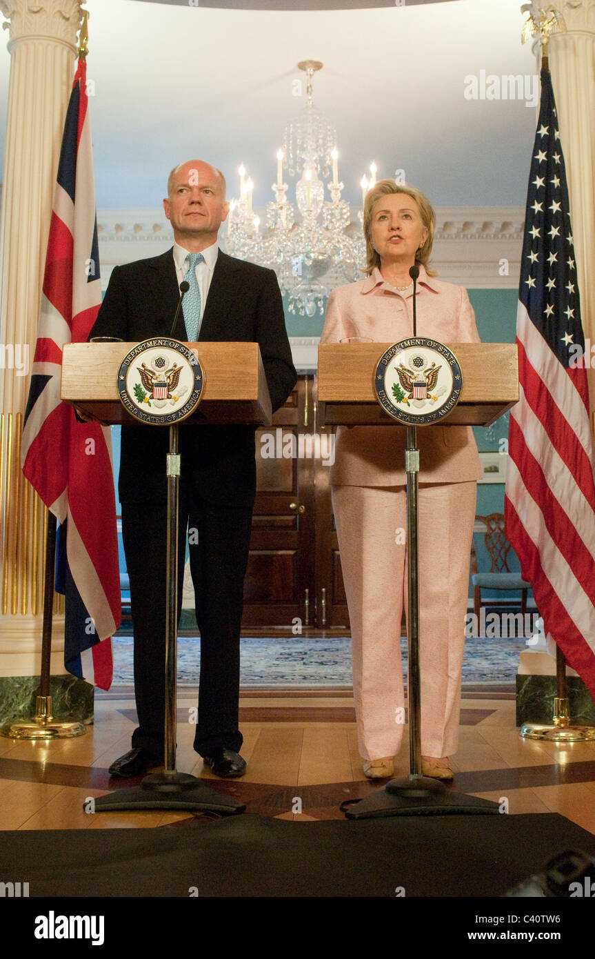 Stati Uniti Il segretario di Stato Hillary Clinton si incontra con il Ministro degli esteri britannico William Hague prima di un incontro bilaterale , presso il Foto Stock