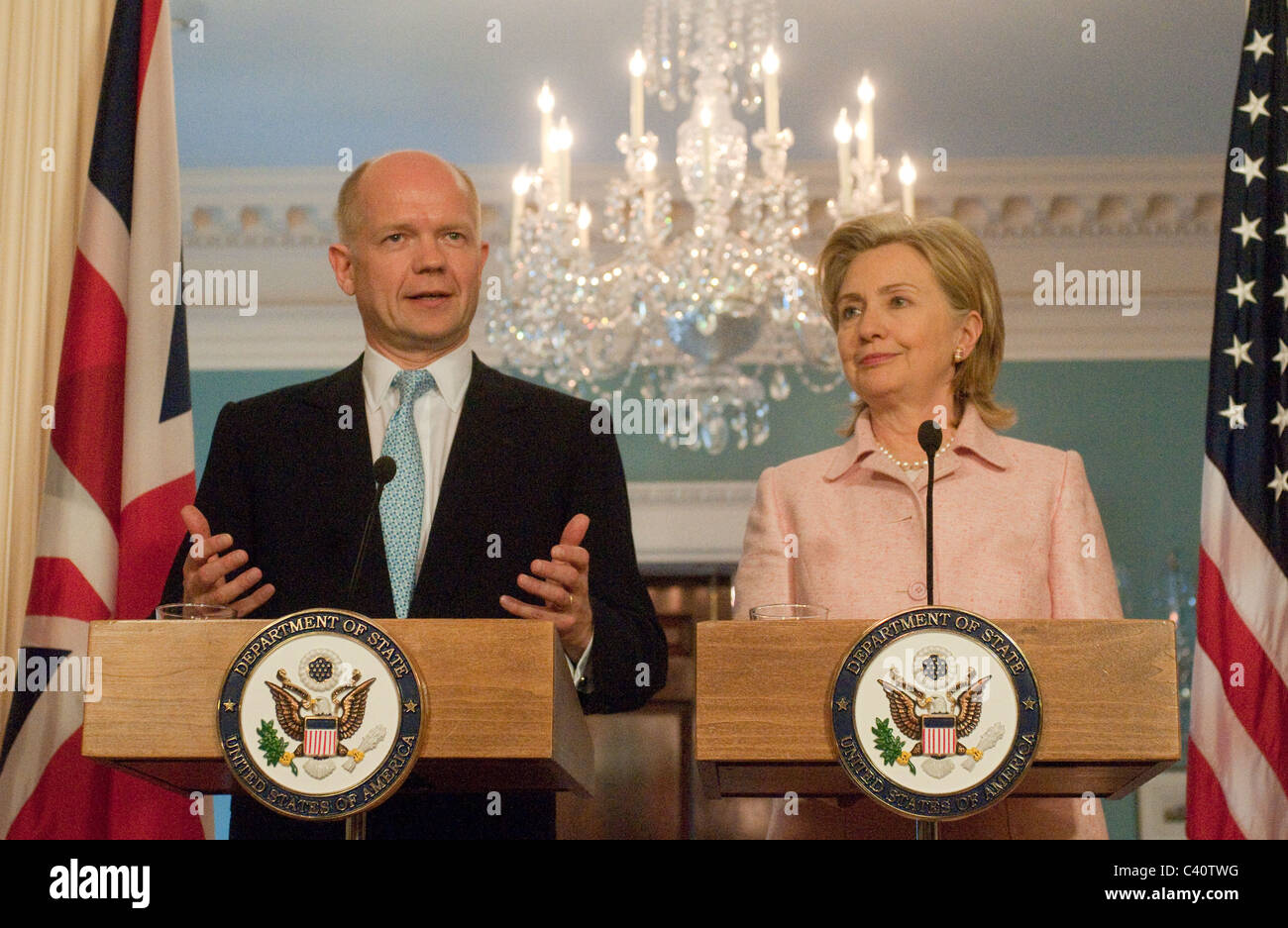 Stati Uniti Il segretario di Stato Hillary Clinton si incontra con il Ministro degli esteri britannico William Hague prima di un incontro bilaterale , presso il Foto Stock