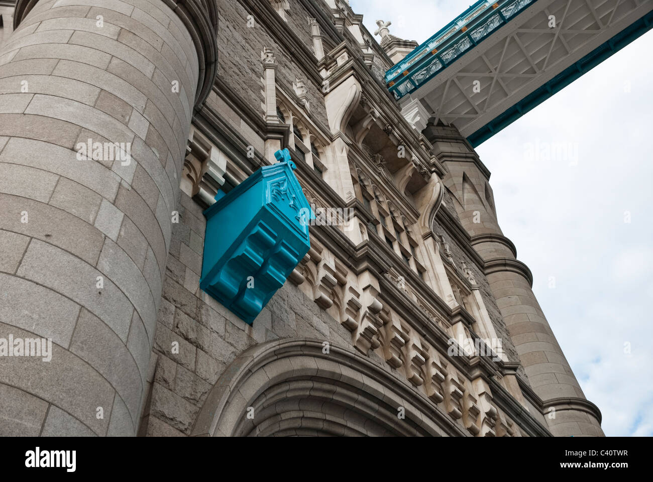 Il Tower Bridge vicino fino al Fiume Tamigi Foto Stock