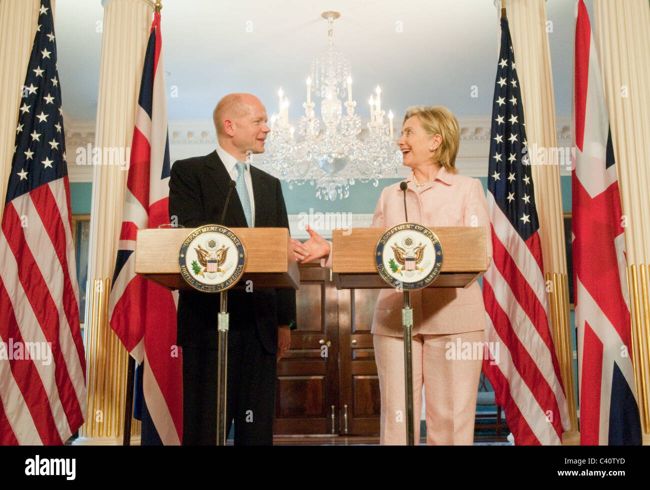 Stati Uniti Il segretario di Stato Hillary Clinton si incontra con il Ministro degli esteri britannico William Hague prima di un incontro bilaterale , presso il Foto Stock