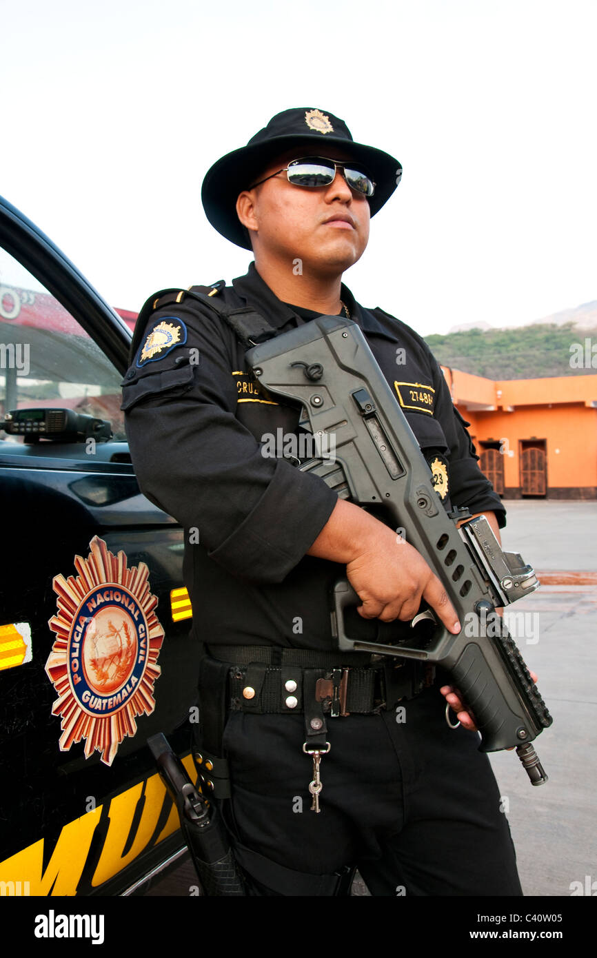 Guatemala civile nazionale ufficiale di polizia con arma automatica nei pressi di Honduras confine di pattuglia per traffico di droga e immigrazione trafficing Foto Stock