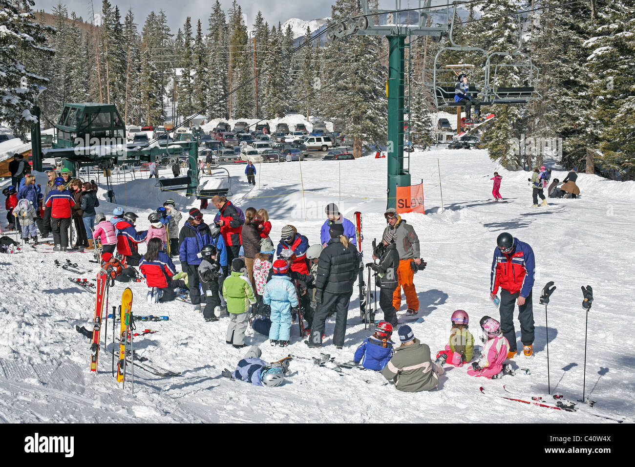 I bambini alla scuola di sci a Brighton Ski Resort. Salt Lake City, Utah, Stati Uniti, America del Nord Foto Stock