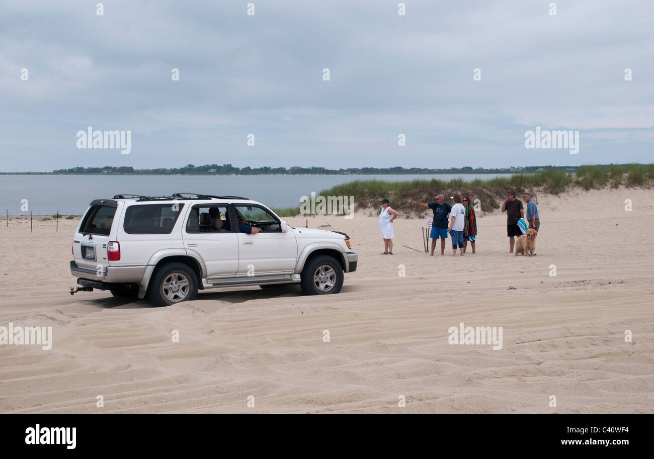 Le persone si radunano sulla spiaggia Madaket. Foto Stock