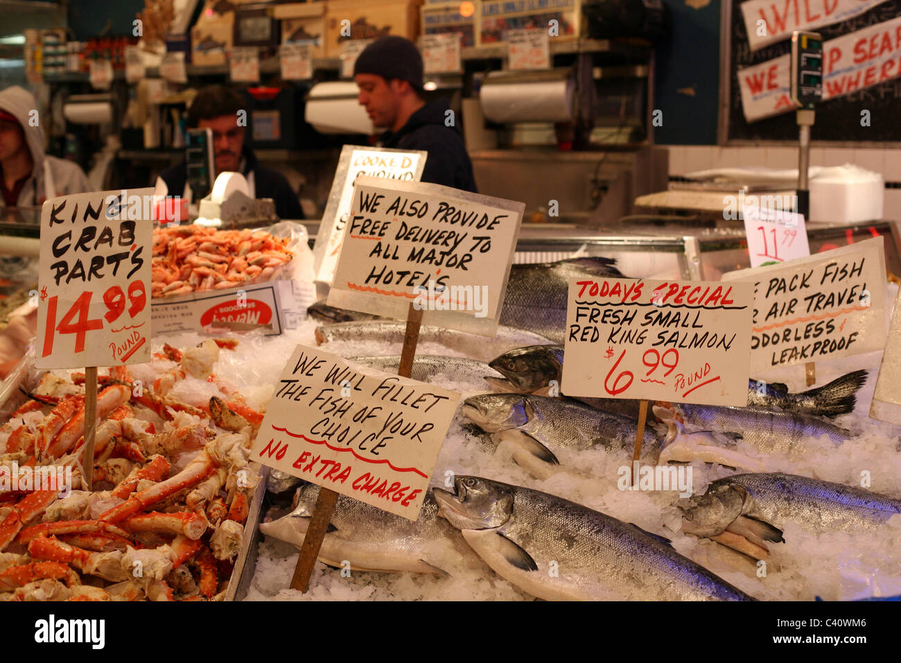 Pescherie e i loro prodotti freschi in una popolare Mercato degli Agricoltori. Seattle, Washington, Stati Uniti, America del Nord Foto Stock