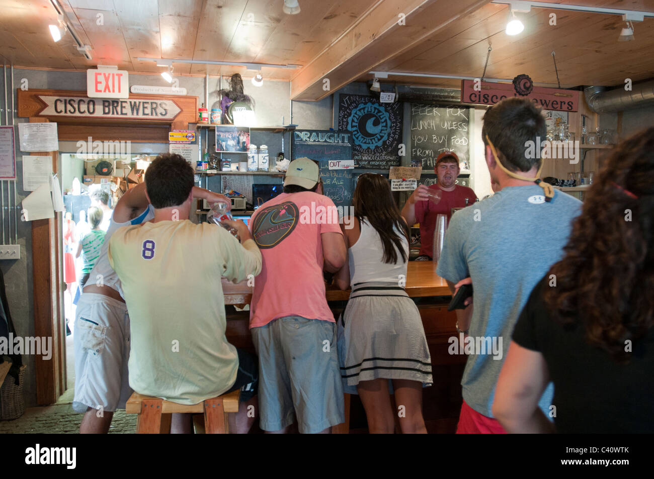 Patroni lineup al bar per un drink presso Cisco Brewers Nantucket Island. Foto Stock