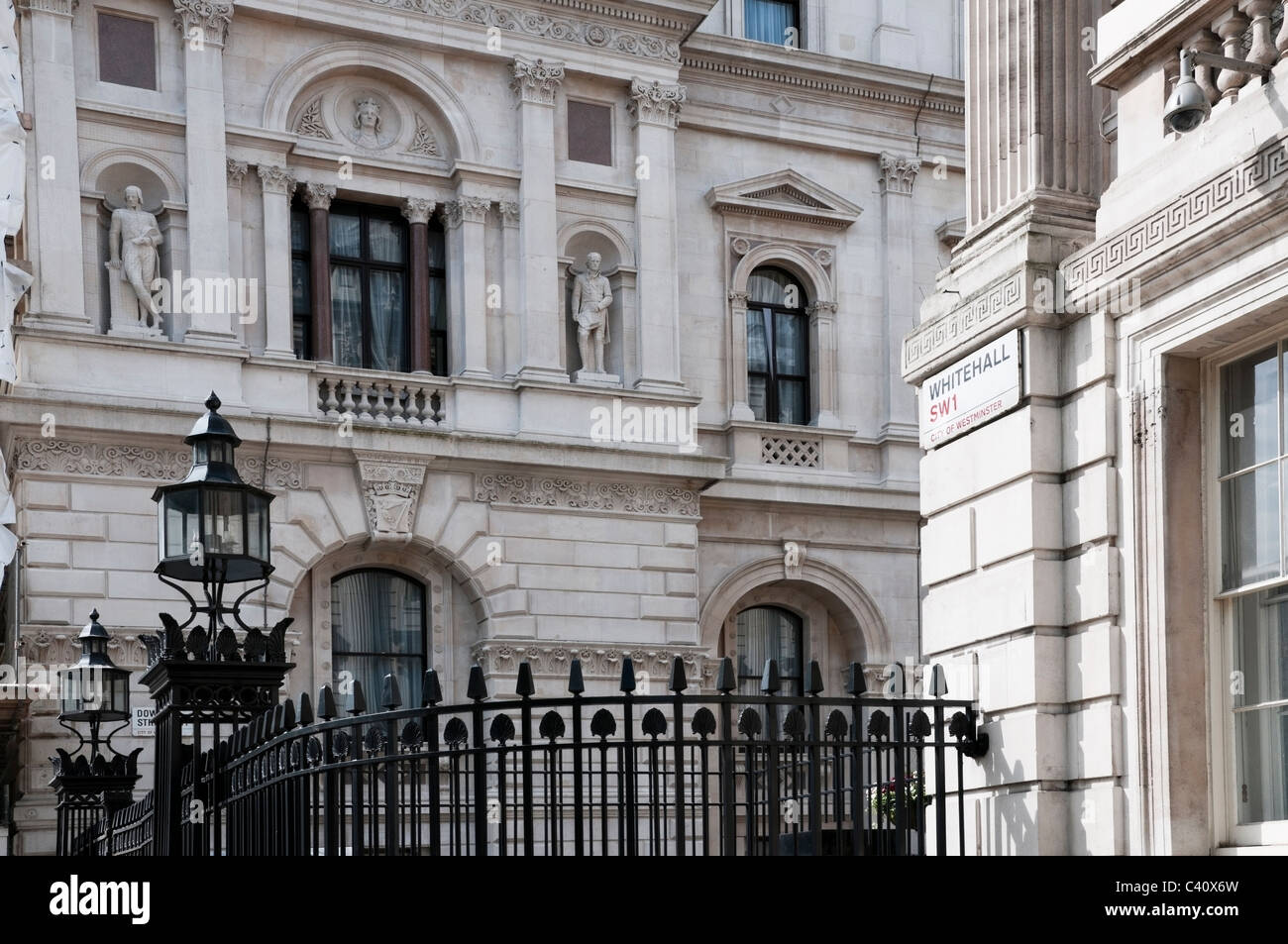 Vista d'angolo di Downing street e Whitehall, architettura di governo di grado 1 edifici elencati London, England, Regno Unito, Europa, UE Foto Stock