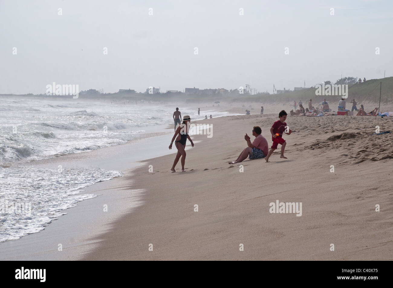 I bambini giocano sulla spiaggia Nobadeer Nantucket Island. Foto Stock