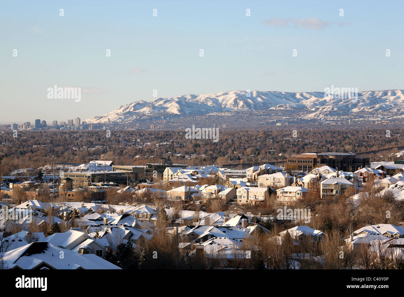 Vista del centro cittadino di Salt Lake City visto dalla bocca di grandi pioppi neri americani canyon. Salt Lake City, Utah, Stati Uniti, America del Nord Foto Stock