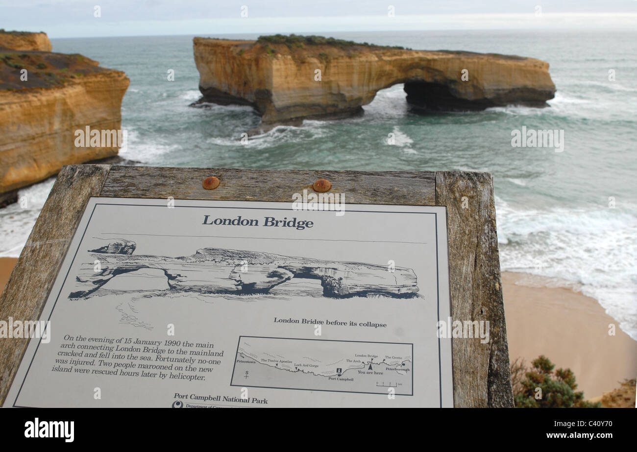 London Bridge rock formazione sul naufragio costa del Parco Nazionale di Port Campbell al Great Ocean Road, Victoria, Australia Foto Stock