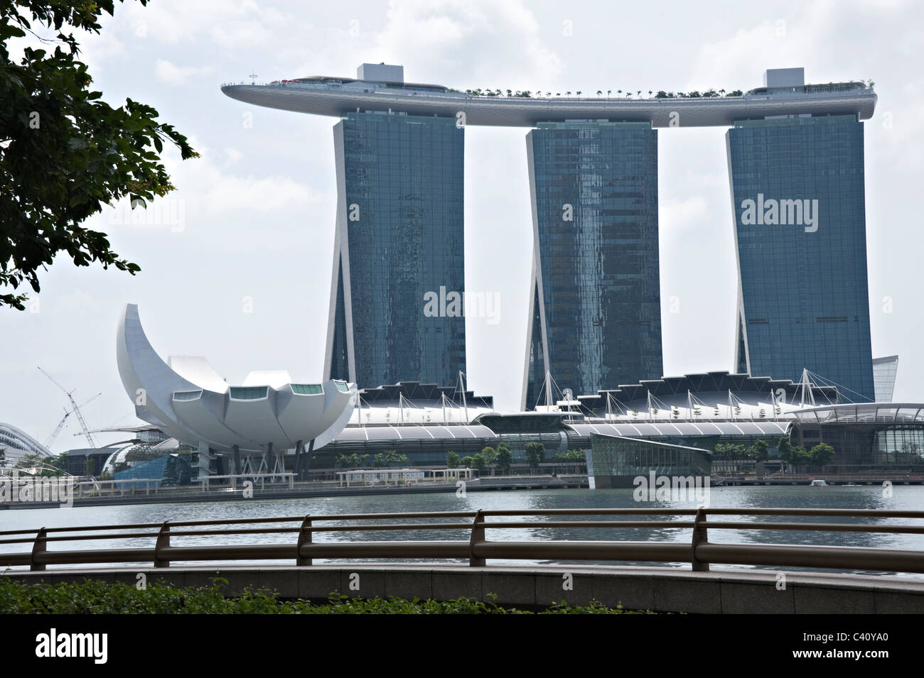 Il Museo Artscience e sabbie di Marina Bay Hotel e complesso di casinò con Sky Park Repubblica di Singapore Asia Foto Stock