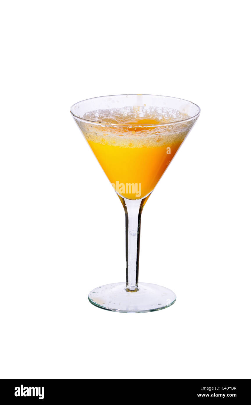 Il succo di arancia in una wineglass isolati su sfondo bianco Foto Stock