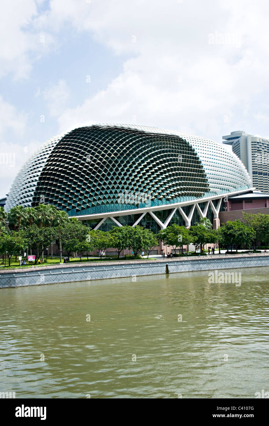 Il moderno teatro Esplanade dalla baia con frutta Durian forma di tetto sul Fiume Singapore Repubblica di Singapore Asia Foto Stock