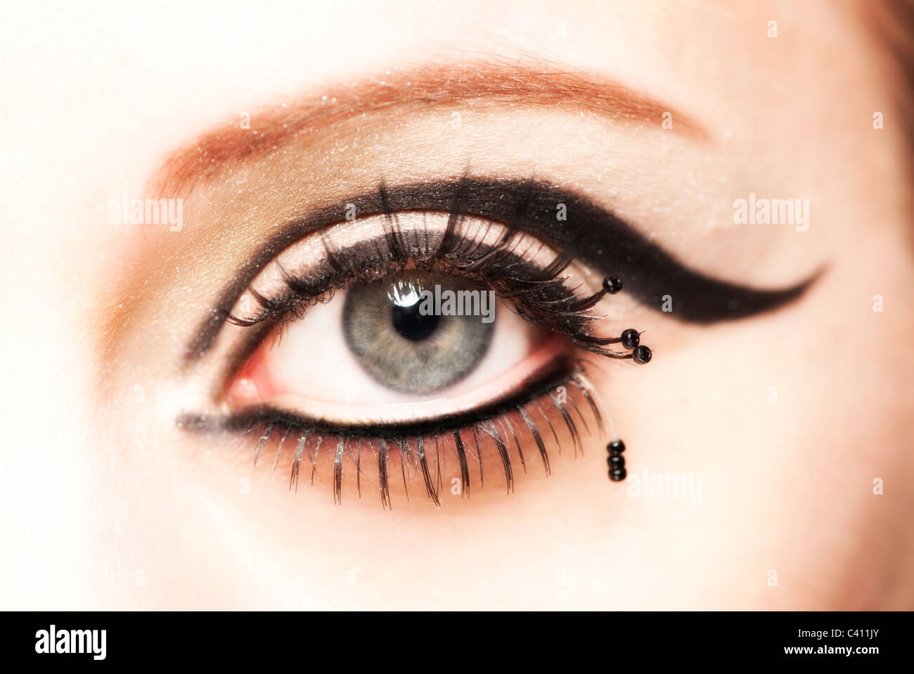 Close up di un occhio con ciglia finte Foto Stock